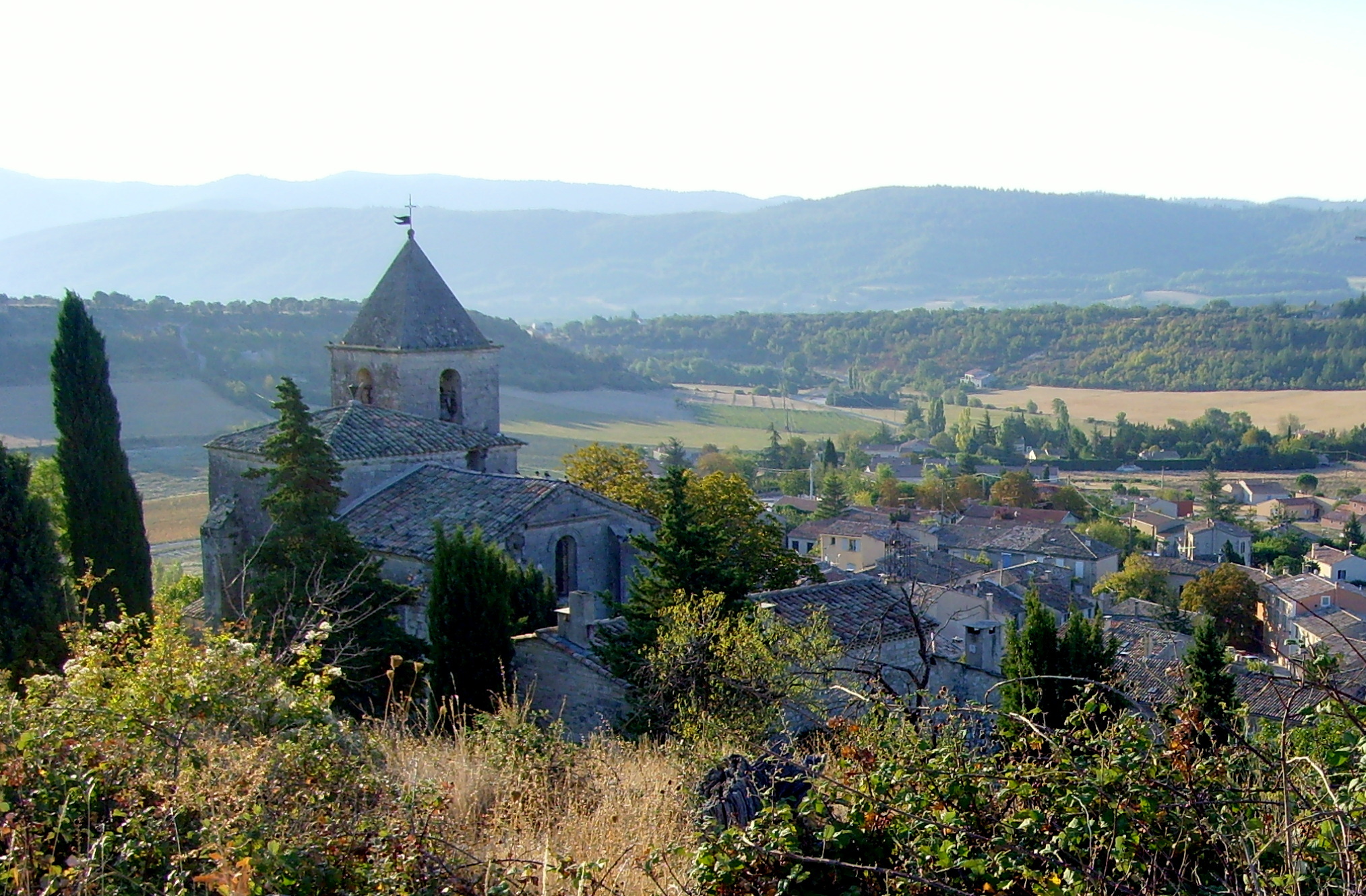 L'église haute, petit bijou roman, dominant le village et le terroir