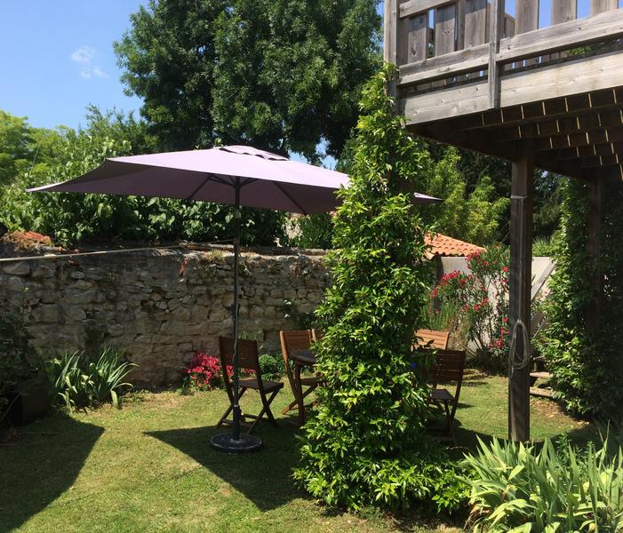 Jardin avec table, chaises et parasol