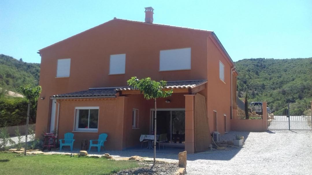 Gite de plain pied clôturé avec cour privative, jardin, terrain de pétanque et terrasse couverte