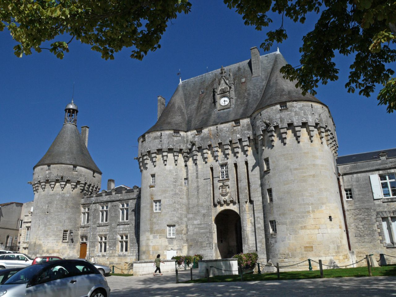 ch-teau-de-jonzac-sites-et-monuments-historiques-jonzac-infiniment
