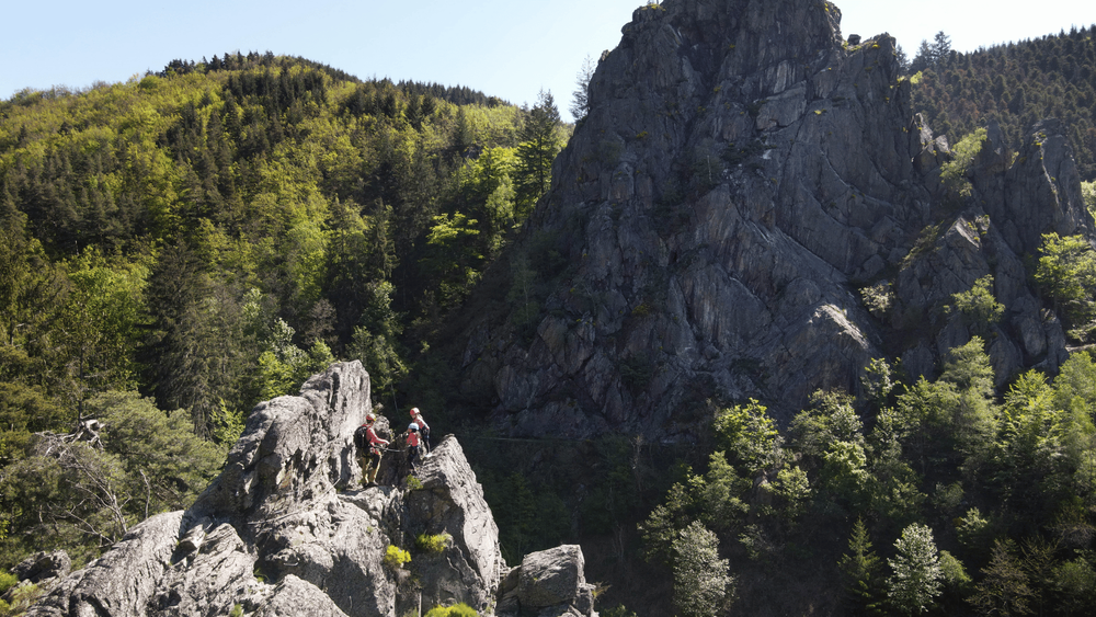 Eté 2026 - Bougez dans le Pilat - Via Ferrata adulte (à partir de 140 cm soit 10-12 ans) - Planfoy_Planfoy