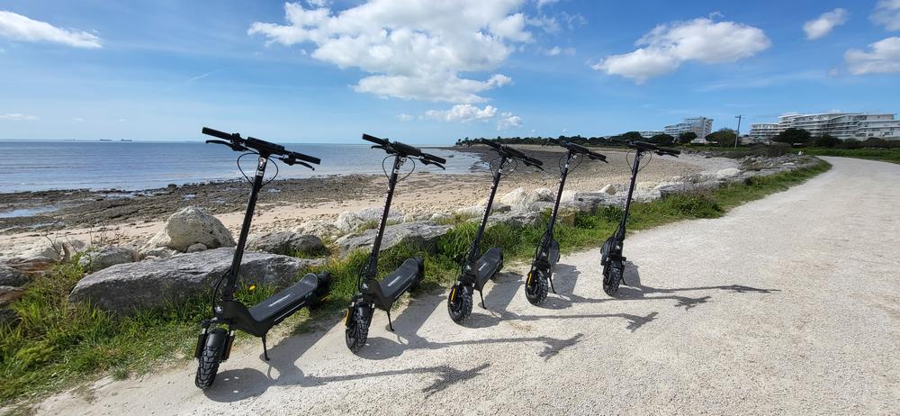 Trottinettes devant la mer