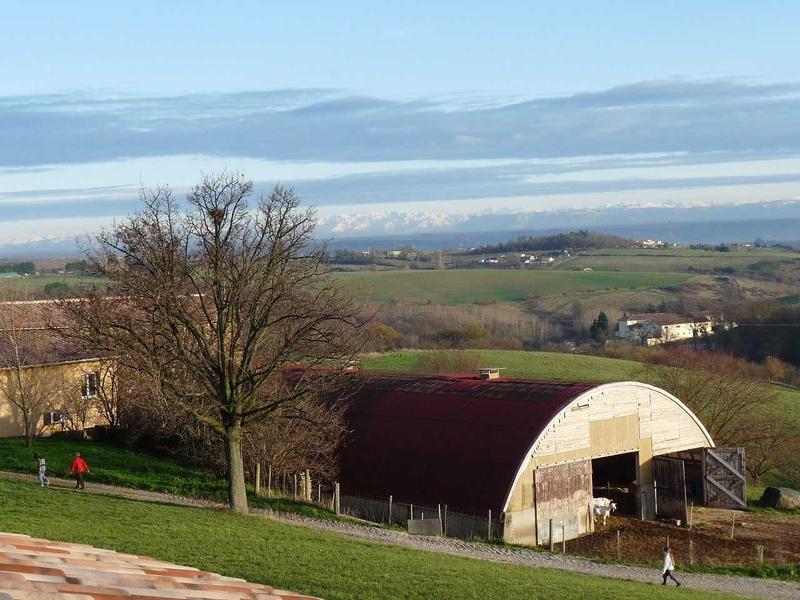 Gîte des Pampilles - Les Haies (Rhône, Pilat, proximité de Vienne et Condrieu) : vue sur la Chaîne des Alpes. Gîte des Pampilles - Les Haies (Rhône, Pilat, proximité de Vienne et Condrieu) : vue sur la Chaîne des Alpes.
