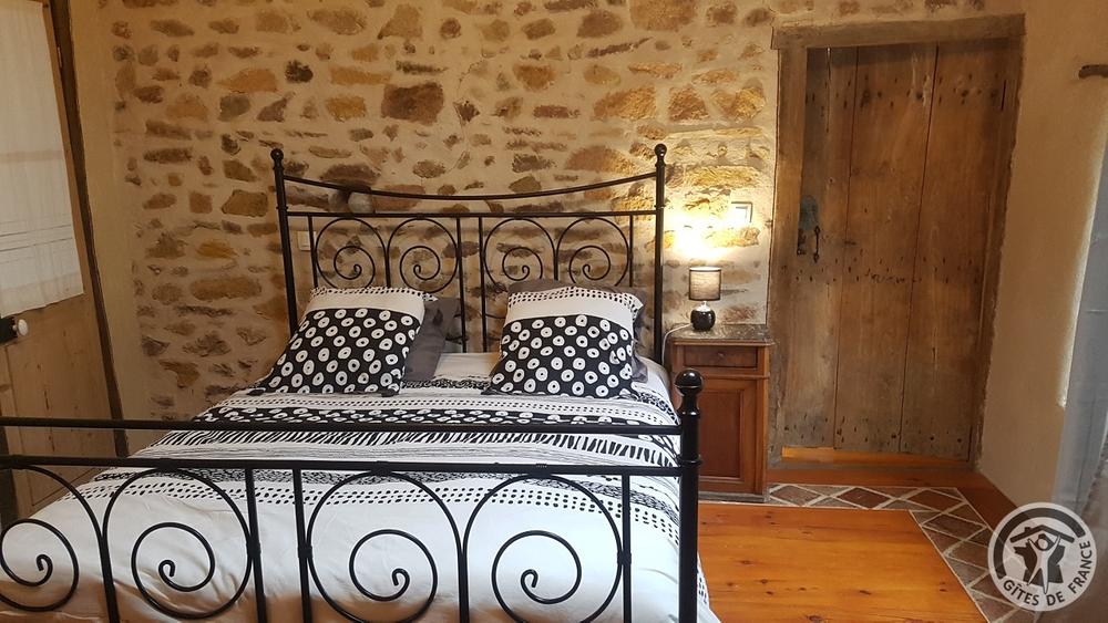 Grand Gîte \'Au Foin Tendre\' à Amplepuis (Rhône - Beaujolais Vert - proximité Lac des Sapins) : Chambre 2 personnes (1 lit en 160 cm).