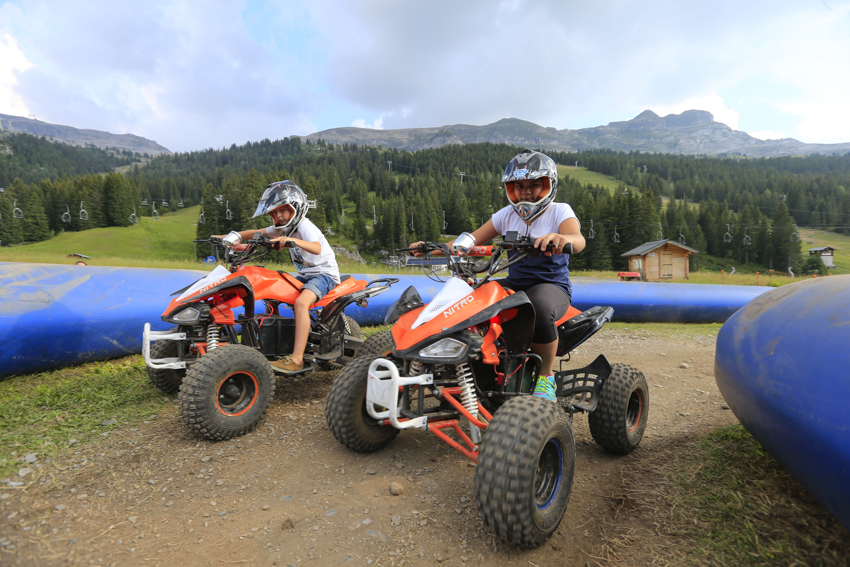 Enfants sur circuit de quad sécurisé