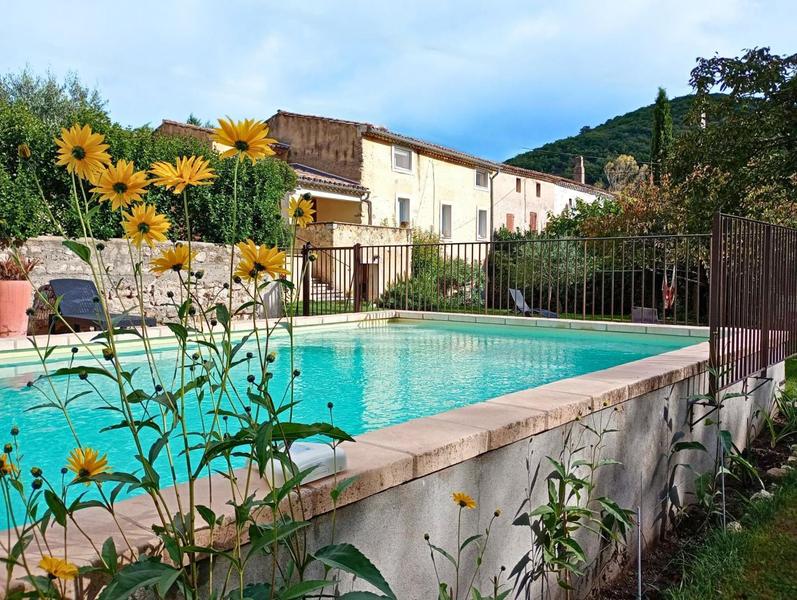 Gîte et piscine sécurisée vu du jardin