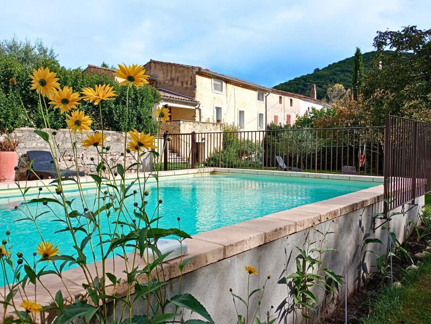 Gîte et piscine sécurisée vu du jardin
