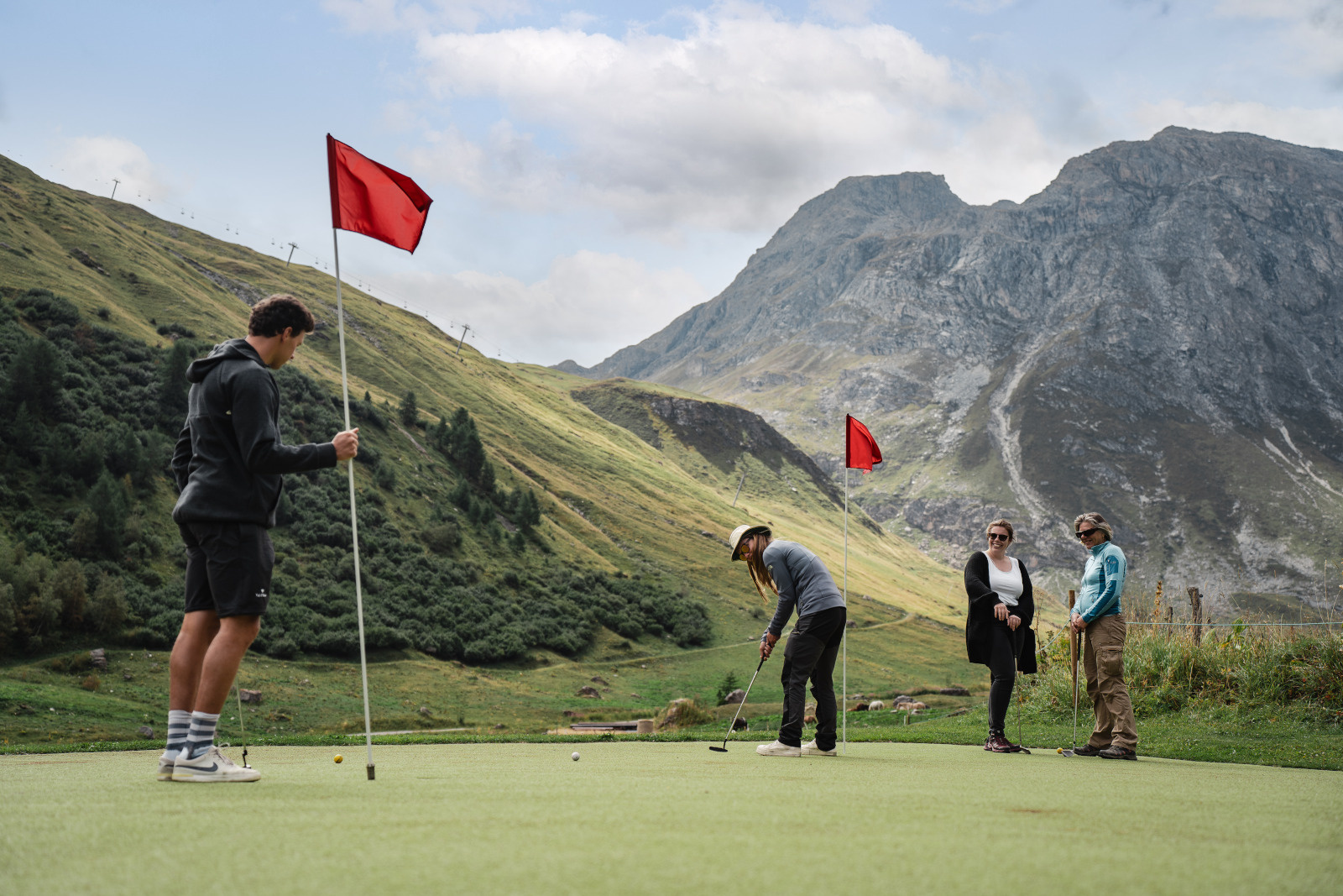 Famille qui joue au golf dans la Vallée du Manchet à Val d'Isère