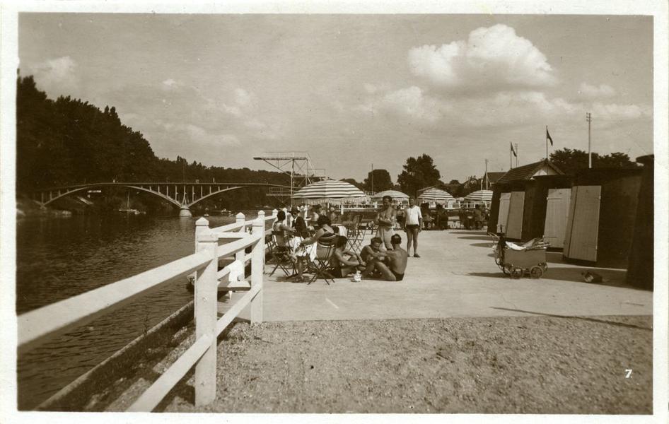Plage de Maisons-Alfort, la passerelle de Charentonneau en arrière-plan 