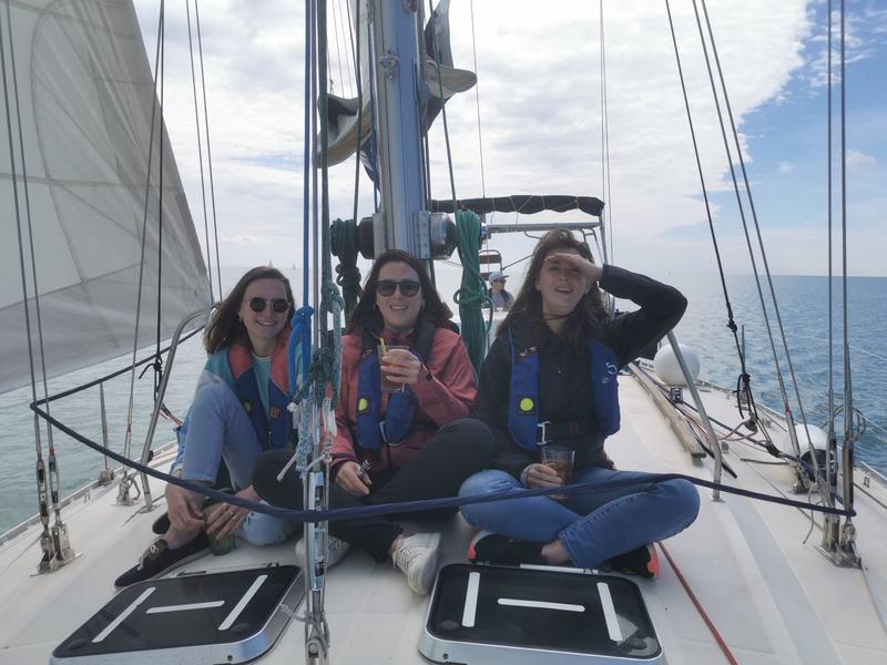 3 jeunes femmes profitant de la balade avec une boisson