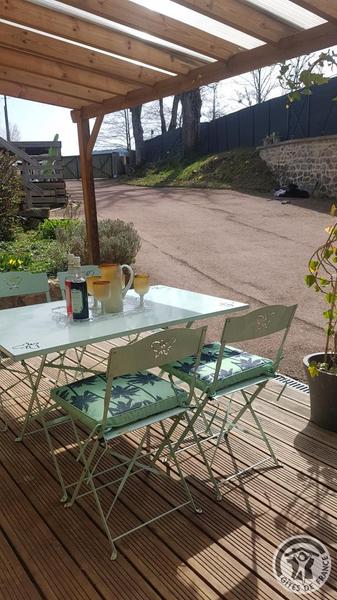 \'Gîte de Basse Comté\' (avec piscine chauffée) à Cublize (Rhône - Beaujolais Vert - Lac des Sapins) : terrasse côté cour commune.