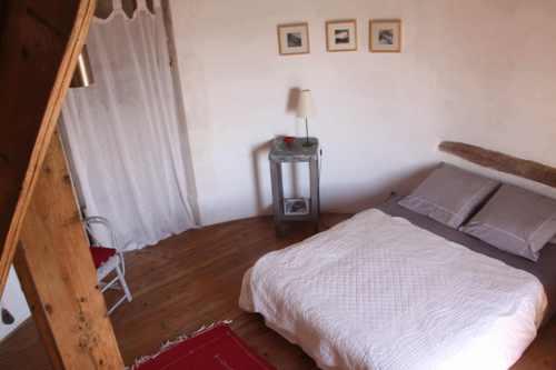 Une chambre avec un lit double.