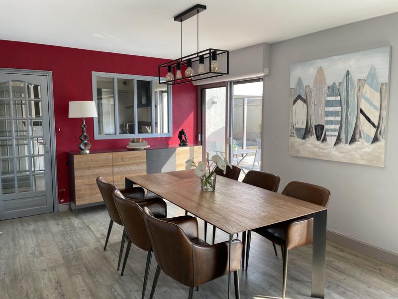 La salle à manger avec une table et six chaises confortables.