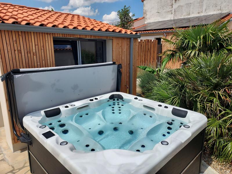 Un grand jacuzzi en extérieur.