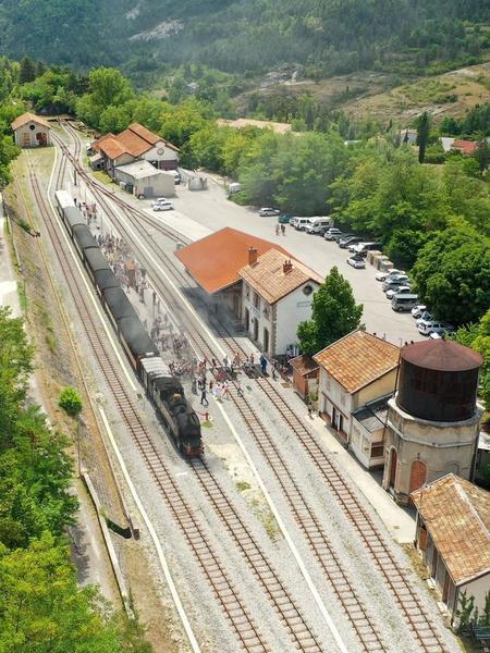 Circulations de la locomotive E327 et E 211