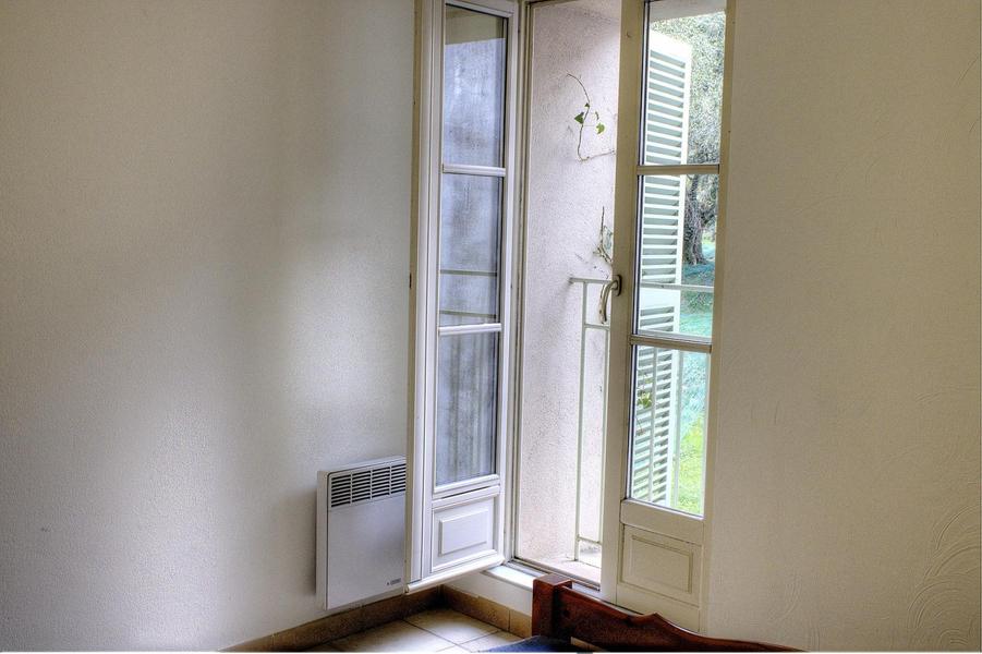 Gîte N°2 Espace des Oliviers-Fenêtre chambre 1-Castagniers-Gîtes de France des Alpes-Maritimes