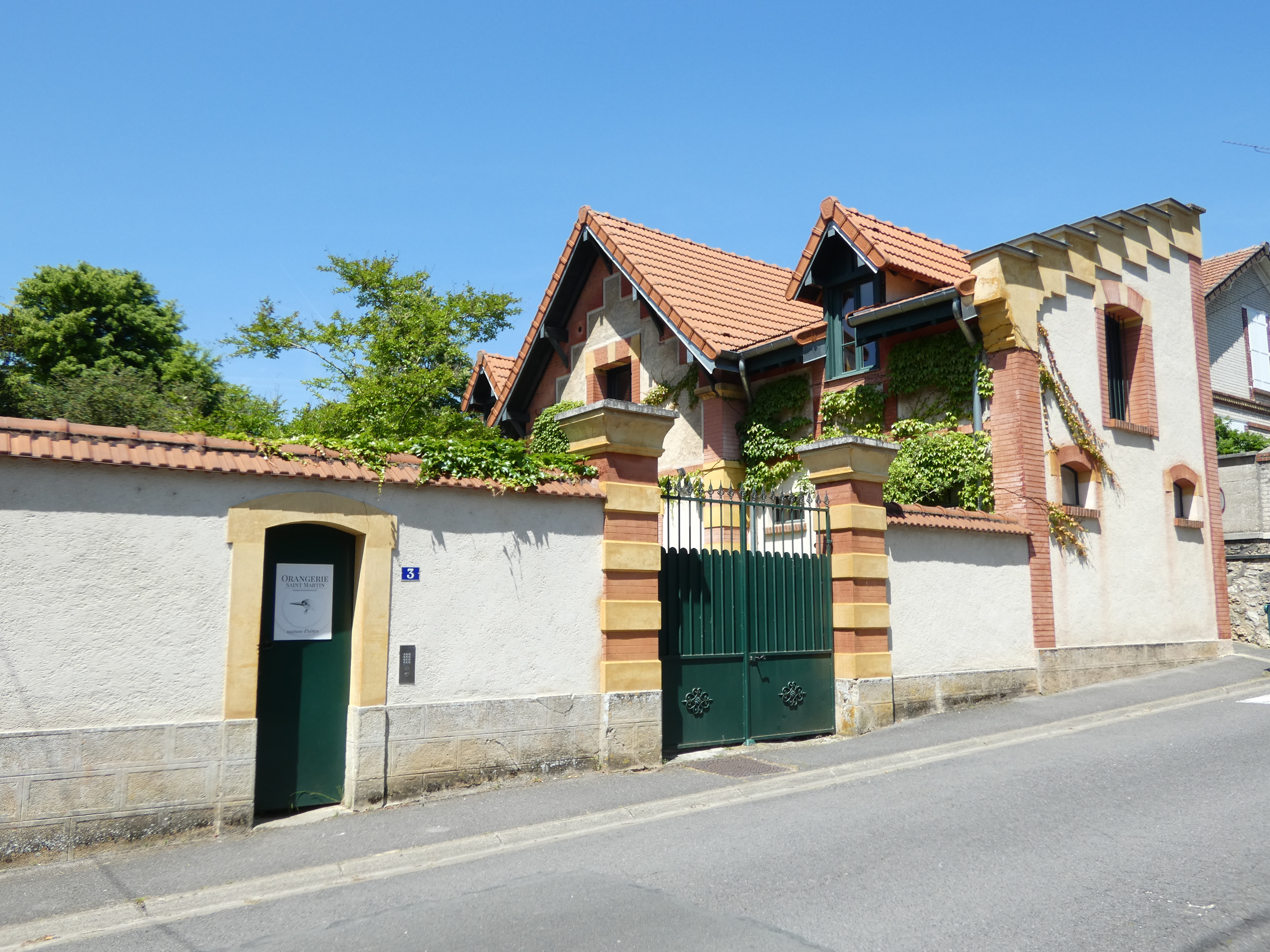 La Forge close de murs, dans une rue calme