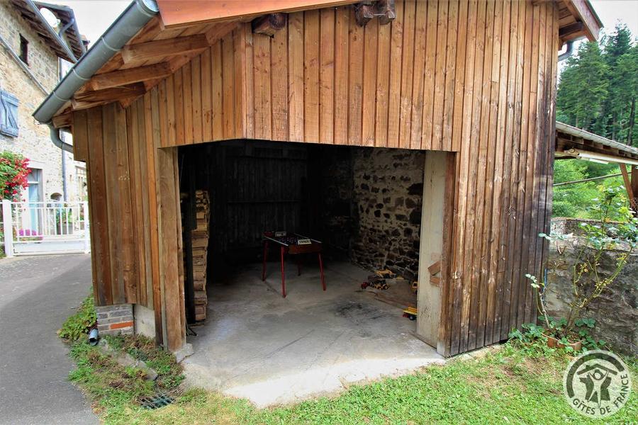 Gîte \'Moulin La Chavanne\' à Poule-Les-Écharmeaux (Rhône, Haut-Beaujolais / Beaujolais Vert) : l\'abri couvert permettant de stationner un véhicule.