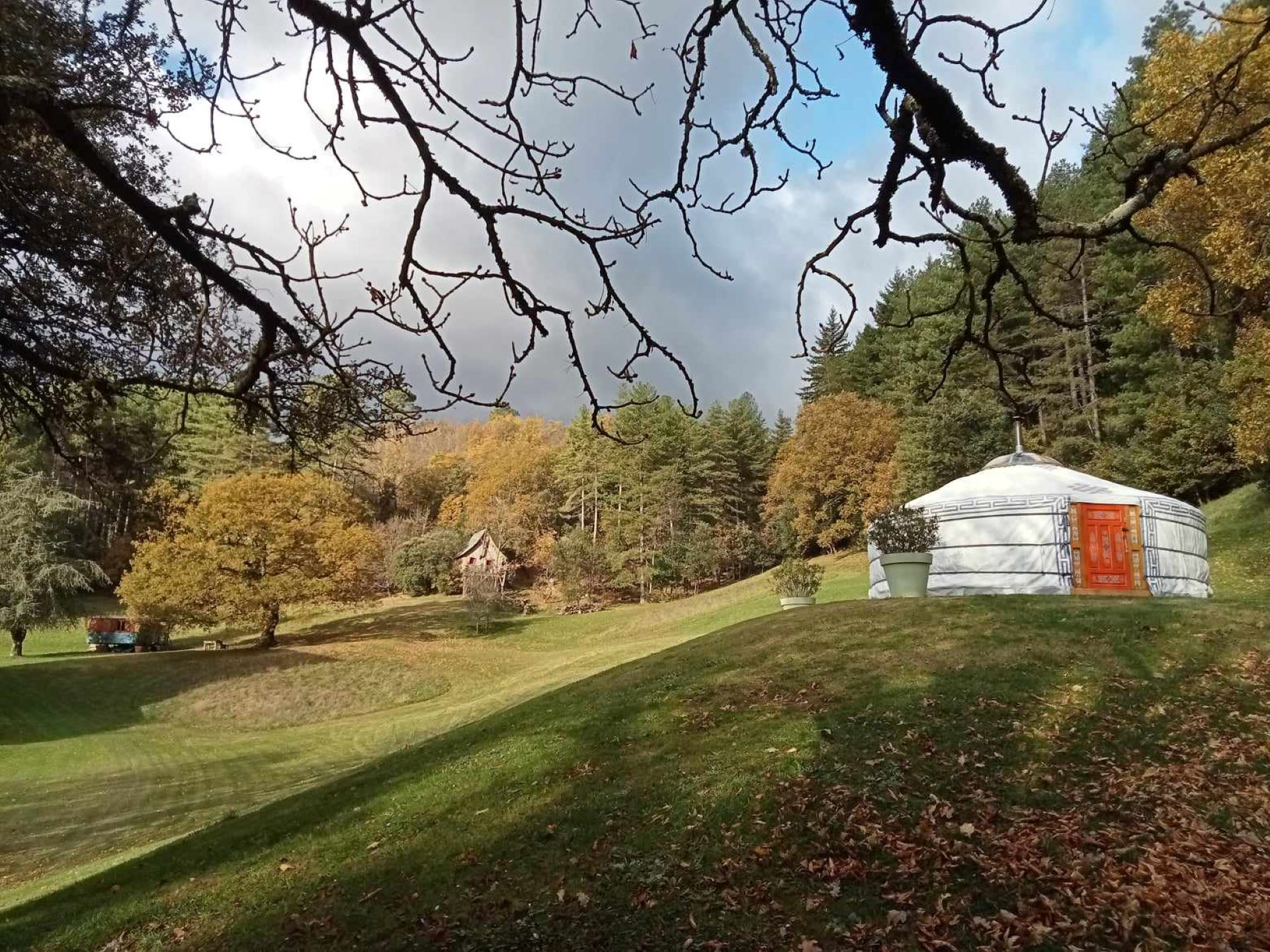 La yourte à l'automne, hébergement insolite au Mas du Pestrin à Meyras