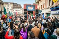 Une pluie de confétis sur une foule rasemblée Square Aristide Briand