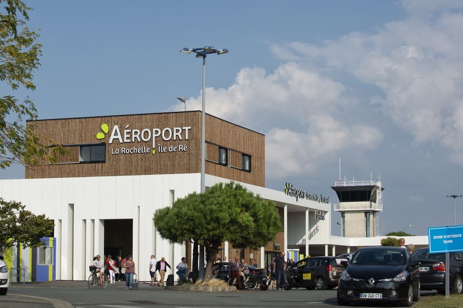 Arrivées et zone taxis-bus