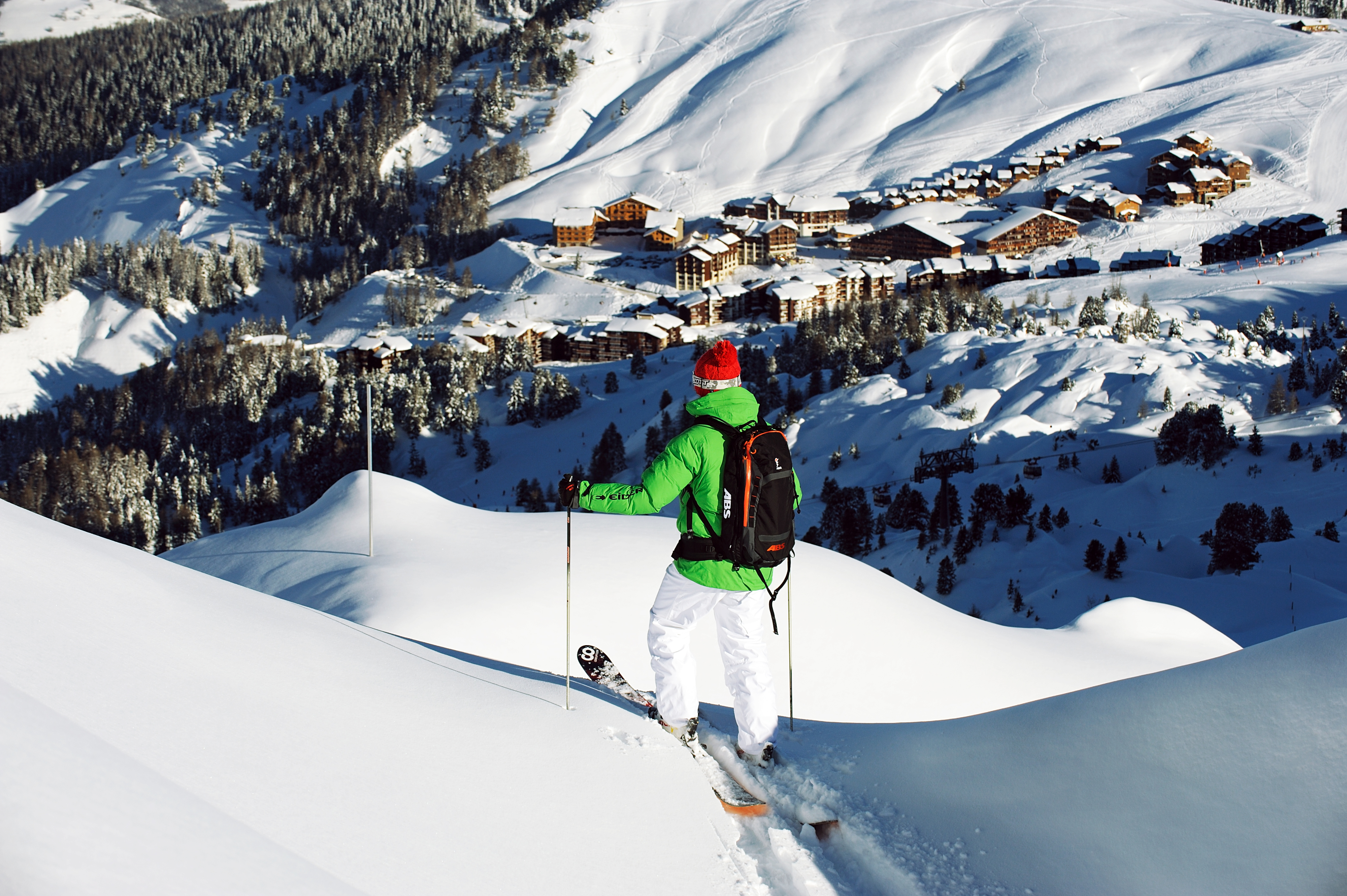 Skieur Freeride avec vue sur Plagne Soleil