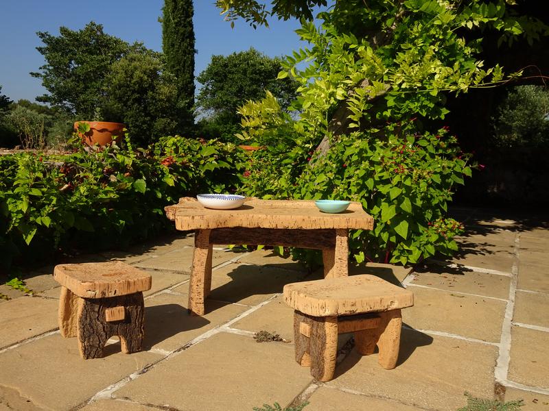 Table basse et tabourets