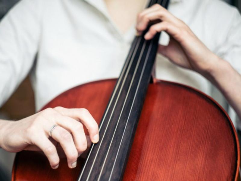 Un homme pratique le violoncelle