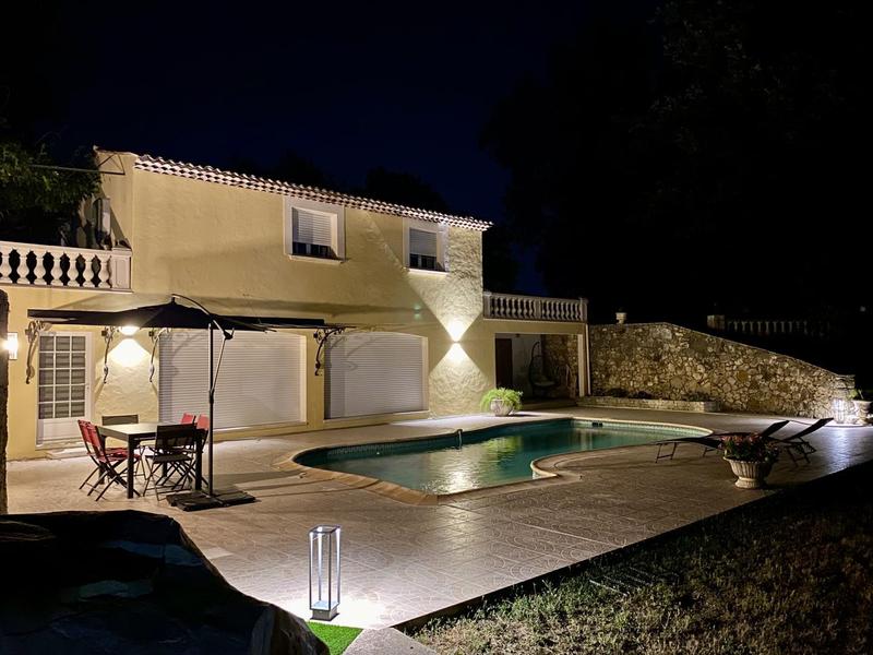 Villa Reflets du Sud - Vue extérieure de  nuit - Gîtes de France Alpes-Maritimes