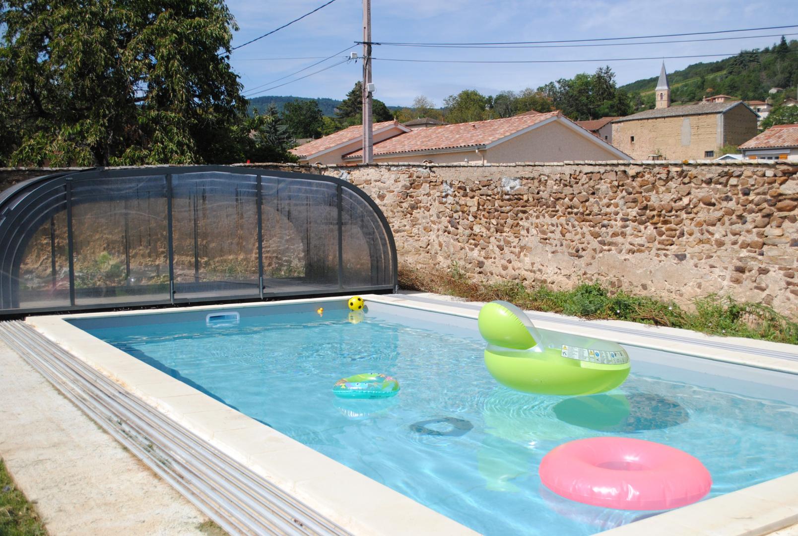 Grand gîte (15 personnes) / Maison de Vacances avec piscine 'Les 5 Pieds de Vigne' à Emeringes dans le Beaujolais - Rhône : la Piscine