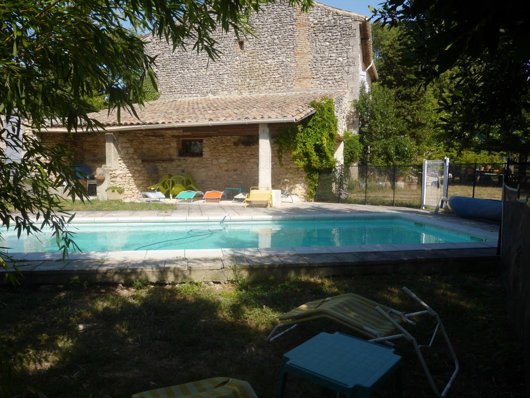 Piscine partagée, ouverte de mai à septembre inclus, non chauffée, 9x4m, prof 1m5, clôturée avec portillon.