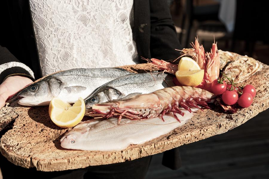 3-La MayssaBeach, restaurant Villefranche-sur-mer, restaurant poisson, cuisine méditerranéenne, terrasse au soleil, cocktails Villefranche-sur-mer, restaurant au soleil, cuisine méditerranéenne, restaurant moderne, nice view, poissons, pêche du jour