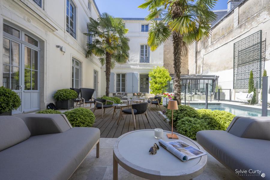 Cour intérieure avec piscine, chaises et tables
