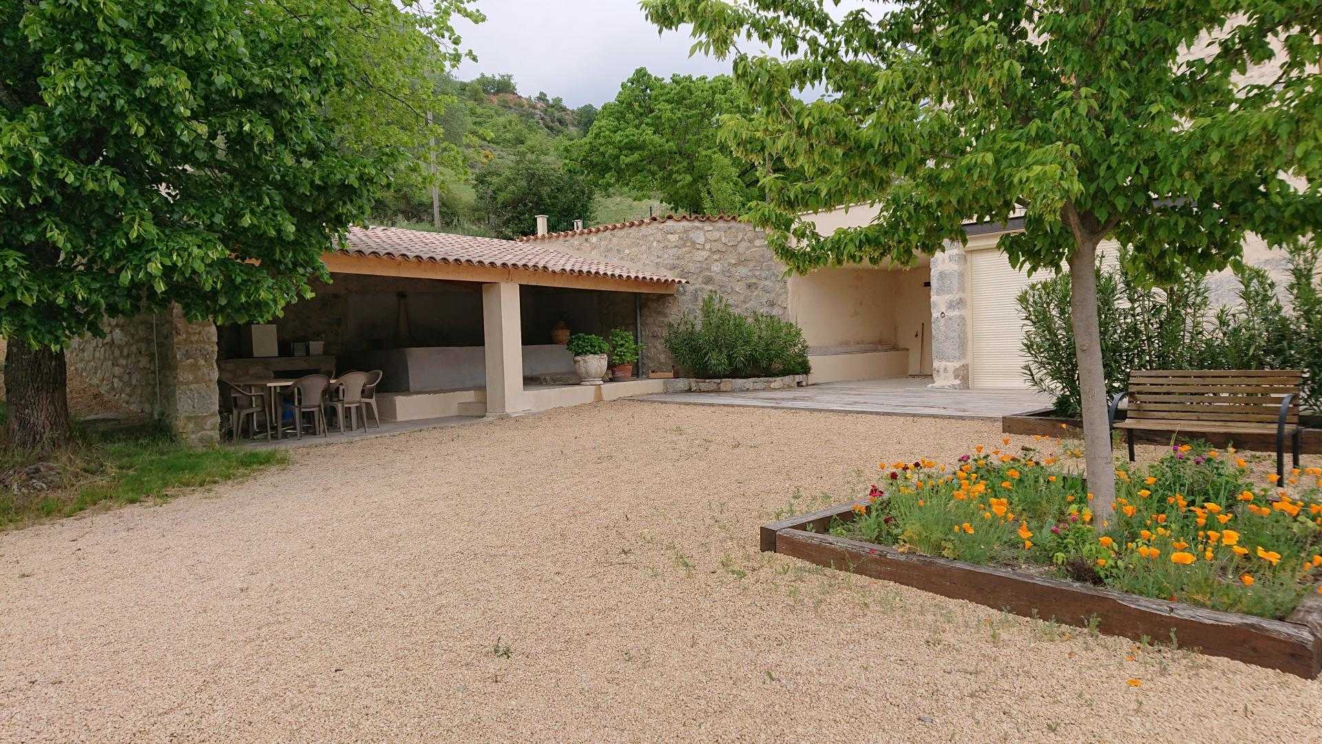Sous le bassin , le barbecue
