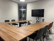Notre Salle Garibaldi est un lieu de réunion idéal pour vos petites équipes ou entretiens. Réservable à la demi-journée ou à la journée, elle offre un environnement à la fois professionnel et agréable.
