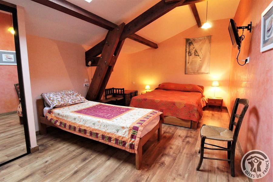 Grand gîte \'La Mamounière\' à St-Jean-la-Bussière - maison de vacances 4 chambres (Rhône, Beaujolais vert, Près du Lac des sapins) : la Chambre \'Mangue\' à l\'étage supérieur.
