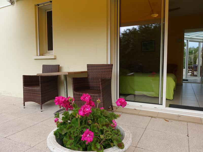 Terrasse extérieure sur laquelle la chambre verte donne