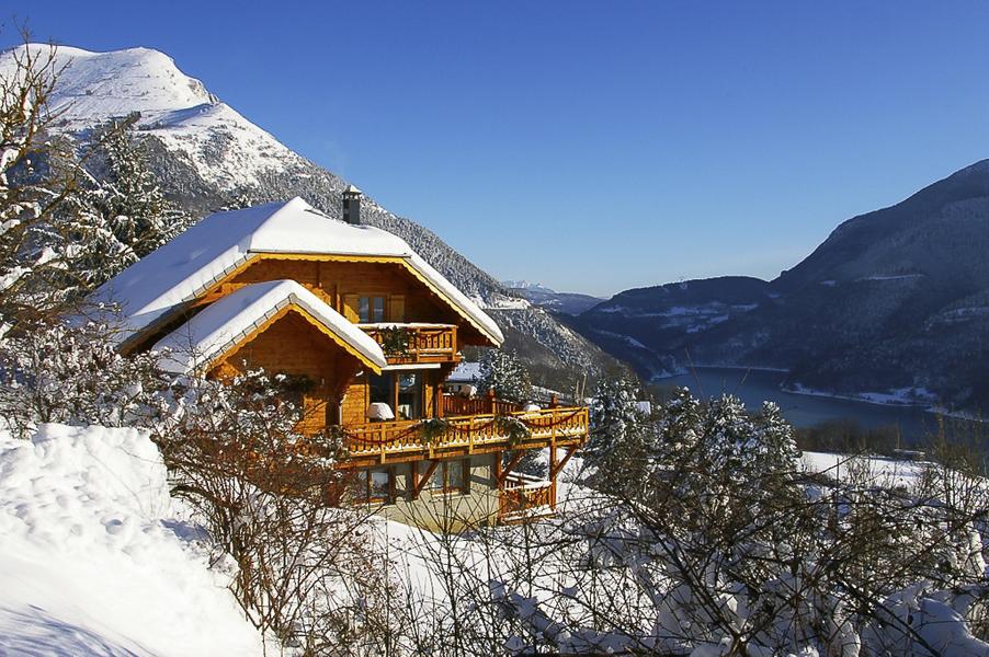 Vue du chalet sous la neige
