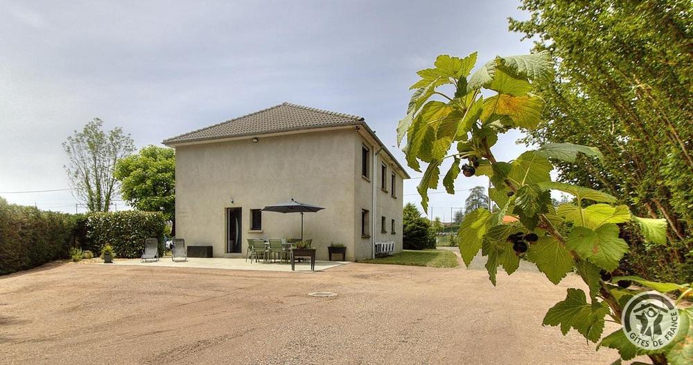 Gîte du Moulin à Thizy les Bourgs en Haut Beaujolais et à 10 km du Lac des Sapins - Rhône : la grande maison comportant le gîte au rez-de-chaussée et à l\'étage ainsi que le logement de vos hôtes.