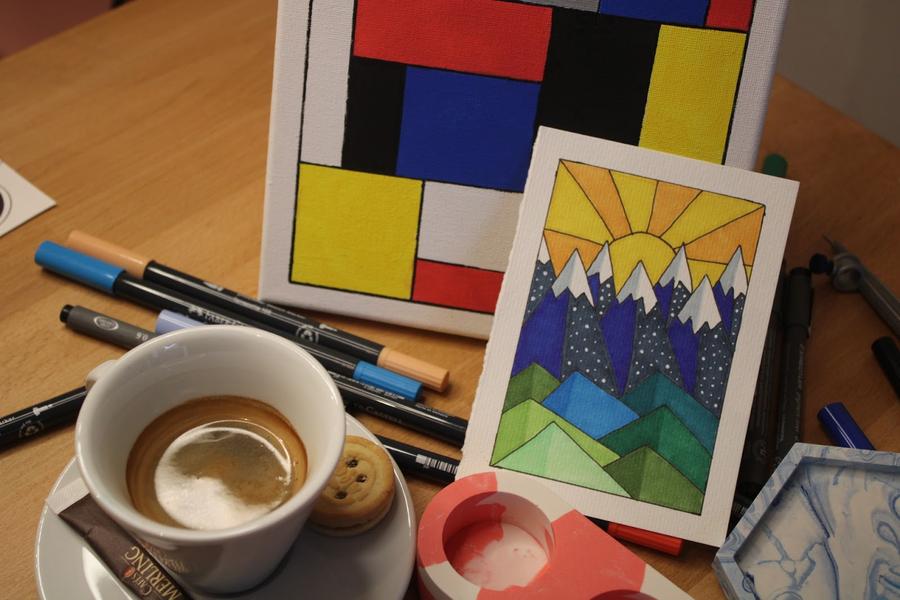 Des dessins à côté d'un café