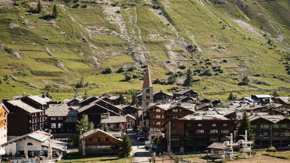Vue du village de Val d'Isère en été