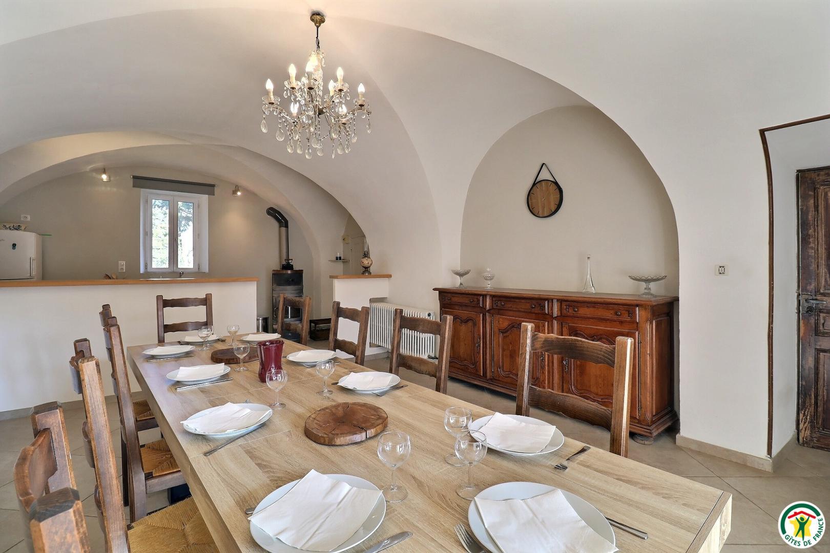 Salle à manger et cuisine ouverte