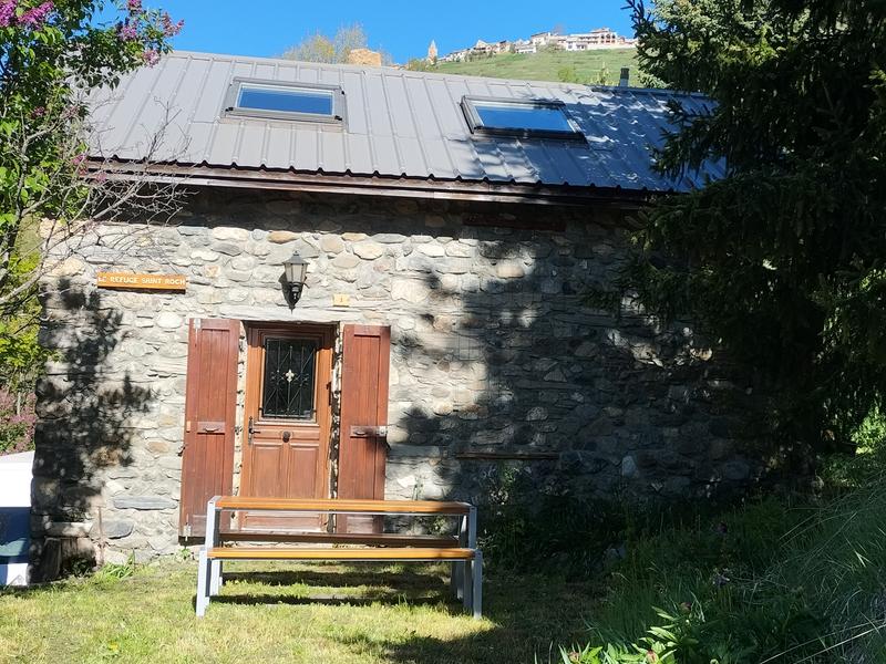 Devant la maison au calme - © ©Juge Le Refuge Saint Roch_La Grave - © ©Juge