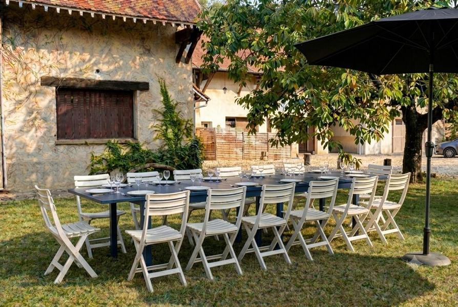 Table, chaises extérieures avec parasol et barbecue Table, chaises extérieures avec parasol et barbecue