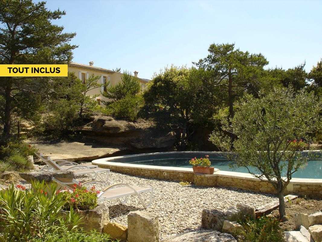 La piscine et le gîte