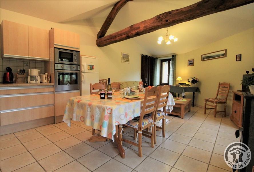 Gîte de Montmenot à Ancy (Rhône - Monts du Beaujolais): le coin-cuisine et coin-repas.