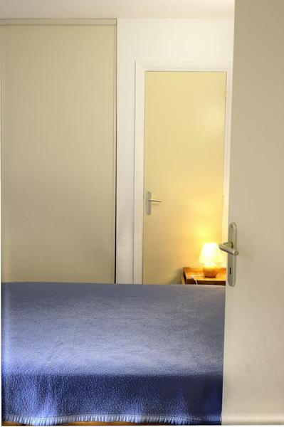 Gîte N°2 Espace des Oliviers-Entrée chambre 1-Castagniers-Gîtes de France des Alpes-Maritimes