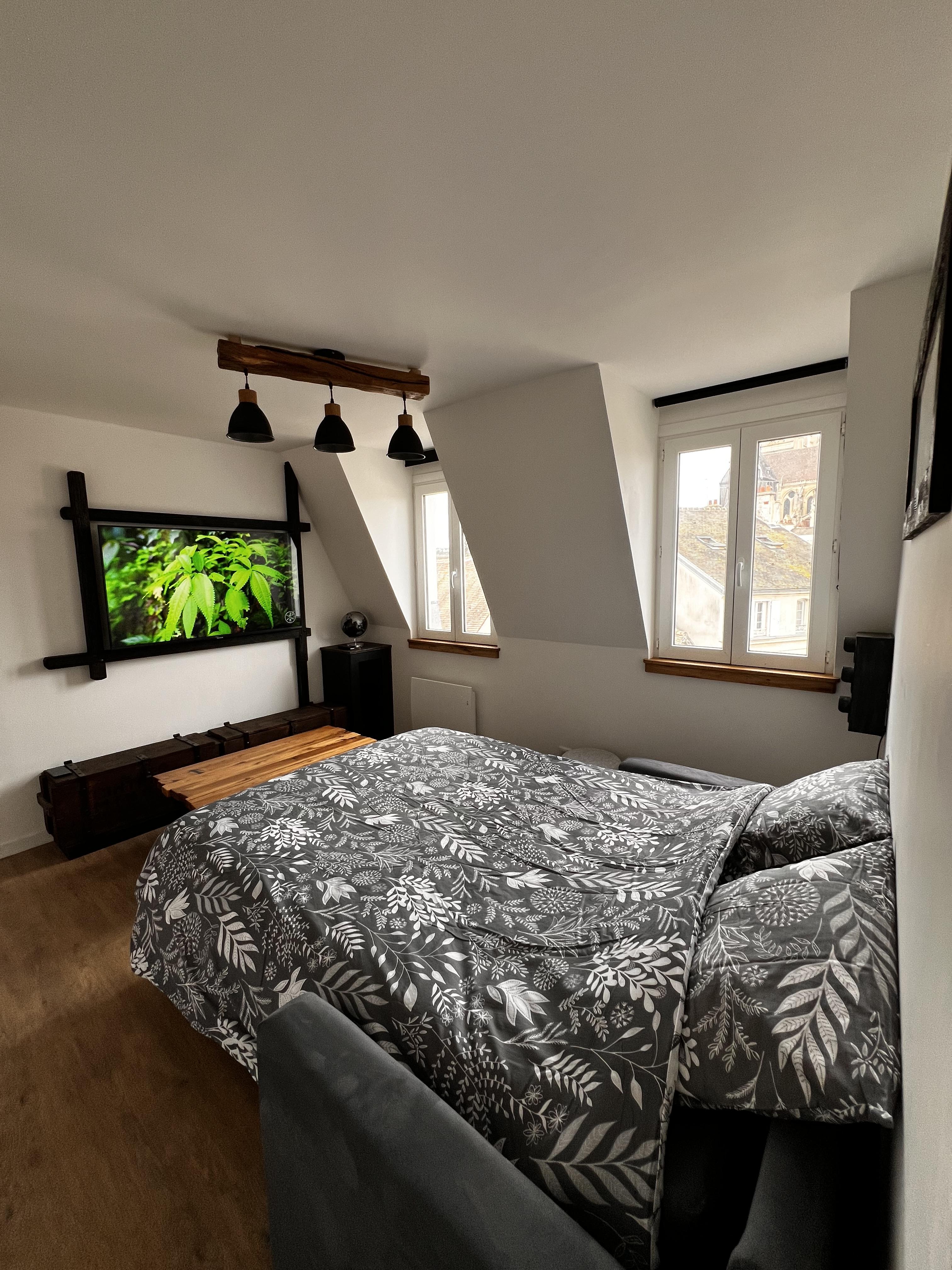 1 oeil sur la télé, 1 oeil sur la cathédrale tout ca dans le lit canapé
