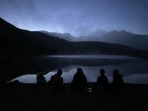 Groupe devant le Plan du Lac à la nuit tombée