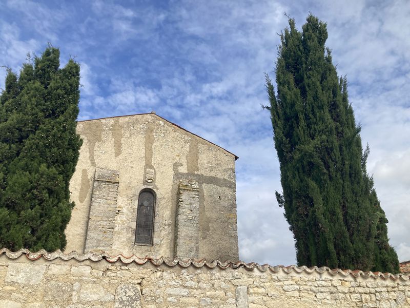 église entre deux ciprés